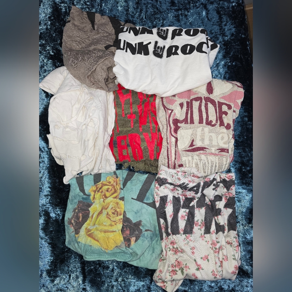 Set Of 7 Assorted Graphic T-Shirts and Tops Size M